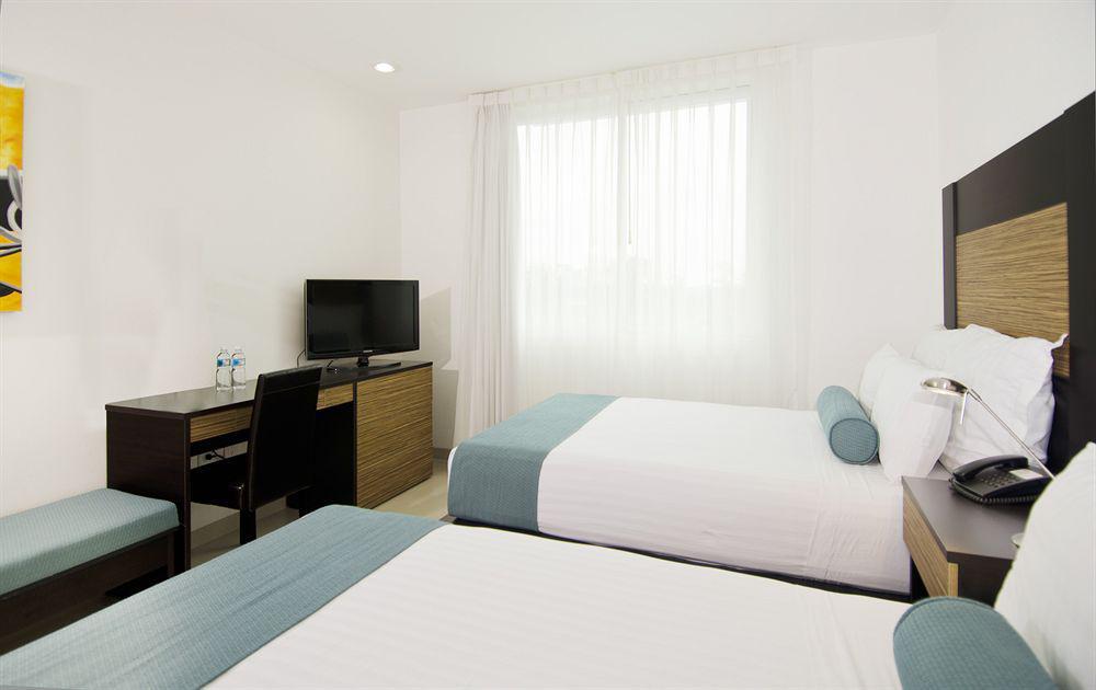 Готель Wyndham Garden Silao Bajio Aeropuerto Екстер'єр фото